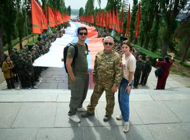 Стометровый флаг России развернули на Мамаевом кургане курсанты Центра «ВОИН»