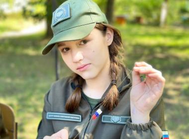 Курсанты Центра «ВОИН» сделали для бойцов СВО более тысячи браслетов жизни ко Дню государственного флага России