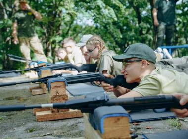 Хабаровские подростки изучают снайпинг на смене «Время героев»