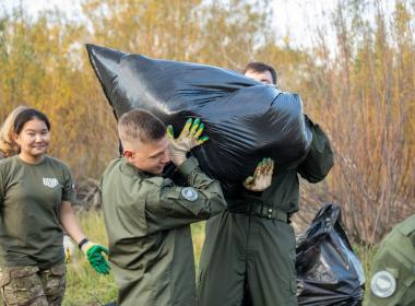 Курсанты Центра «ВОИН» очистили берег реки Уды в Бурятии