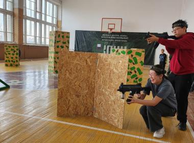 Курсанты Центра «ВОИН» провели мастер-классы для родителей и сразились с ними в лазертаг