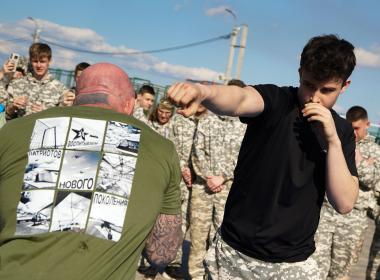 Джеф Монсон пришел на мастер-класс к волгоградским курсантам в футболке с «говорящей» надписью