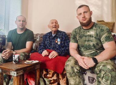 Инструкторы и курсанты Центра «ВОИН» поздравили ветеранов в преддверии Дня Победы