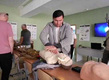 Глава Республики Калмыкия Бату Хасиков посетил Центр «ВОИН»